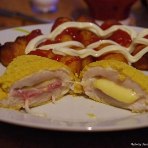 Cordon Bleu mit Pommes - Pizzeria Bella