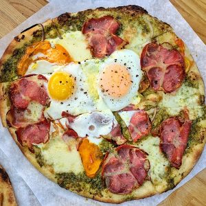 Pizza San Remo mit Ei und Schinken - Pizzeria Bella