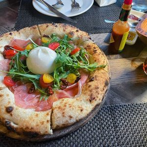 Pizza Santa Lucia mit Schinken - Pizzeria Bella