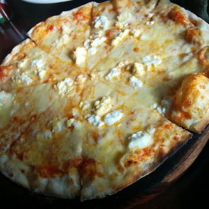 Pizza Quattro Formaggi - vier Käsesorten - Pizzeria Bella