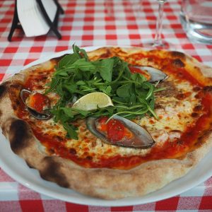 Pizza Frutti di Mare mit Meeresfrüchten - Pizzeria Bella
