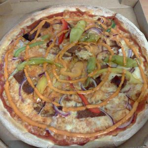 Pizza Kebap mit Kebapfleisch und Sauce - Pizzeria Bella