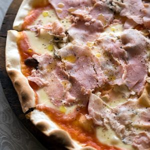 Pizza Panorama mit Schinken und Pilzen - Pizzeria Bella