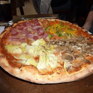 Pizza Quattro Stagioni - vier Jahreszeiten Pizza - Pizzeria Bella