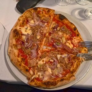 Pizza Tonno mit Thunfisch und Zwiebeln - Pizzeria Bella