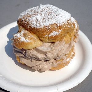 Profiteroles - Gebäck mit Sahne - Pizzeria Bella
